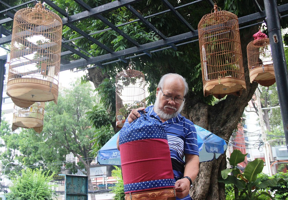 Công viên Tao Đàn - điểm đến lý tưởng cho các nghệ nhân chơi chim cảnh. (Ảnh: Thanh Tân/TTXVN) 