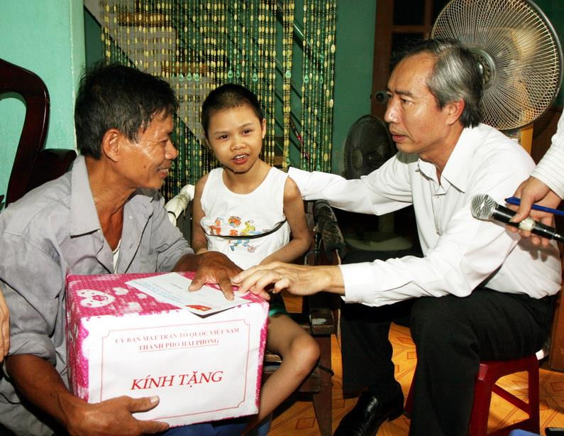 Chủ tịch UBTƯ MTTQ Việt Nam Huỳnh Đảm thăm hỏi, tặng quà cho nạn nhân chất độc da cam/dioxin Nguyễn Văn Chung ở phường Hạ Lý, quận Hồng Bàng, TP Hải Phòng (2009). (Ảnh: Nguyễn Dân/TTXVN)