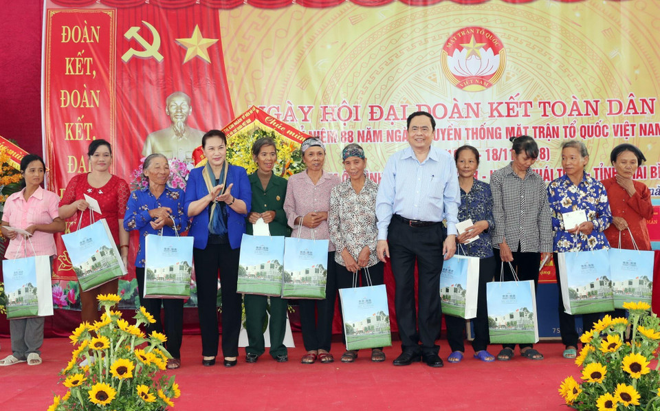 Chủ tịch Quốc hội Nguyễn Thị Kim Ngân và Chủ tịch UBTƯ MTTQ Việt Nam Trần Thanh Mẫn dự Ngày hội Đại đoàn kết toàn dân tộc tại thôn Nam Ô Trình, xã Thụy Trình, huyện Thái Thụy, tỉnh Thái Bình, ngày 17/11/2018. (Ảnh: Trọng Đức/TTXVN)