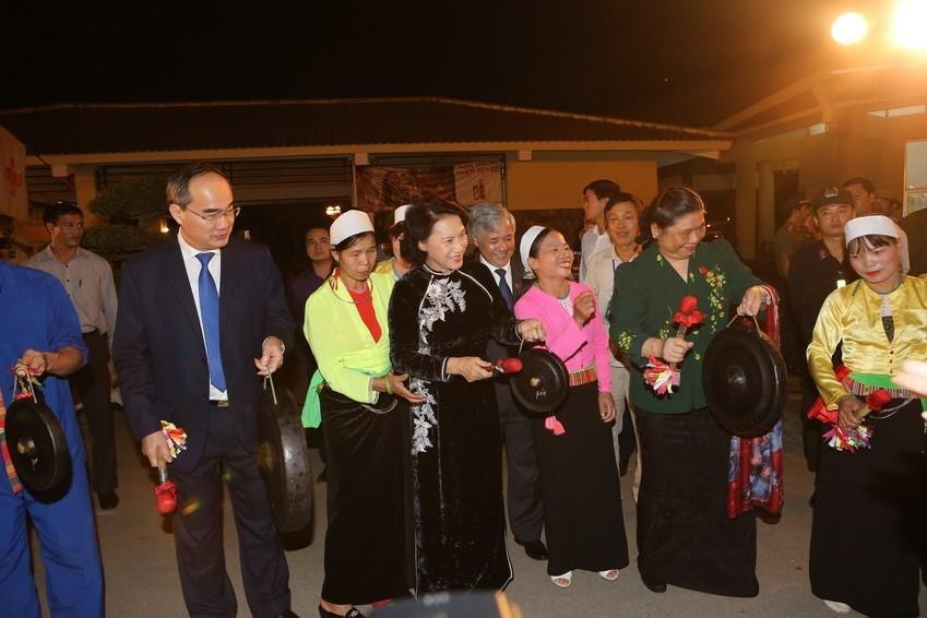 Chủ tịch Quốc hội Nguyễn Thị Kim Ngân, Chủ tịch UBTƯ MTTQ Việt Nam Nguyễn Thiện Nhân và Phó Chủ tịch Quốc hội Tòng Thị Phóng dự khai mạc Tuần lễ Đại đoàn kết các dân tộc - Di sản Văn hóa Việt Nam năm 2016, tối 18/11/2016, tại Làng Văn hóa-Du lịch các dân tộc Việt Nam (Hà Nội). (Ảnh: Trọng Đức/TTXVN)