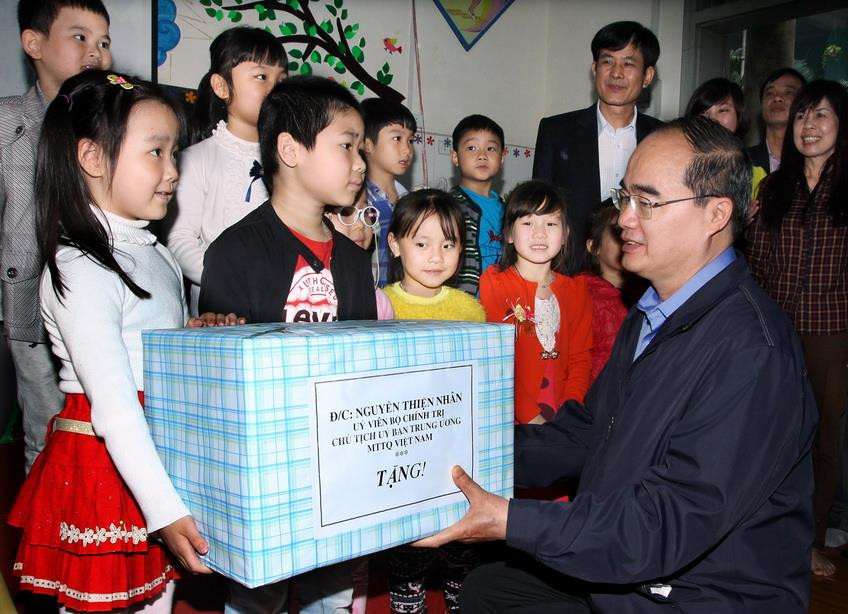 Chủ tịch UBTƯ MTTQ Việt Nam Nguyễn Thiện Nhân tặng quà cho trẻ Trường Mầm non Tân Hội, huyện Đan Phượng, Hà Nội, ngày 27/3/2015. (Ảnh: Nguyễn Dân/TTXVN)