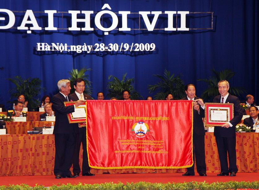 Đại hội đại biểu toàn quốc Mặt trận Tổ quốc Việt Nam lần thứ VII được tổ chức từ ngày 28-30/9/2009, tại Hà Nội với chủ đề: "Nâng cao vai trò Mặt trận Tổ quốc Việt Nam, phát huy dân chủ, tăng cường đồng thuận xã hội, xây dựng khối đại đoàn kết toàn dân tộc vì dân giàu, nước mạnh, xã hội công bằng, dân chủ, văn minh". Trong ảnh: Lễ trao tặng Huân chương Sao Vàng và Huân chương Ixala của Nhà nước Lào cho Uỷ ban Trung ương Mặt trận Tổ quốc Việt Nam và lãnh đạo Mặt trận khóa VI. (Ảnh: Nguyễn Dân/TTXVN)