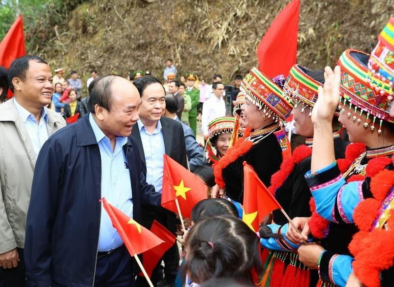 Thủ tướng Nguyễn Xuân Phúc dự Ngày hội Đại đoàn kết toàn dân tộc tại thôn Tân Thành, xã Nông Thượng, thành phố Bắc Kạn, chiều 19/11/2017. (Ảnh: Thống Nhất/TTXVN)