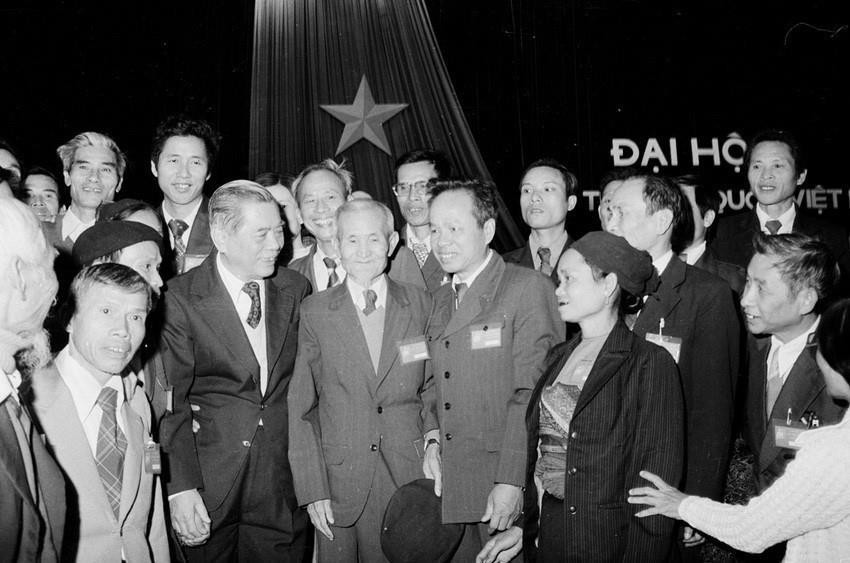 Tổng Bí thư Nguyễn Văn Linh với các đại biểu dự Đại hội đại biểu toàn quốc Mặt trận Tổ quốc Việt Nam lần thứ III, diễn ra tại Hà Nội từ ngày 2-4/11/1988. UBTƯ MTTQ Việt Nam khóa III gồm 166 vị. Chủ tịch danh dự là ông Hoàng Quốc Việt; Chủ tịch là Luật sư Nguyễn Hữu Thọ. (Ảnh: Kim Hùng/TTXVN)