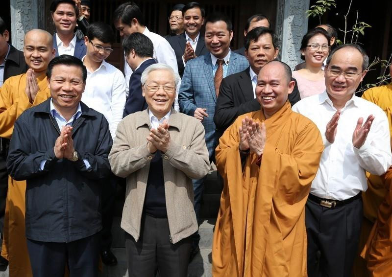 Tổng Bí thư Nguyễn Phú Trọng, Chủ tịch UBTƯ MTTQ Việt Nam Nguyễn Thiện Nhân thăm Di tích lịch sử-văn hoá Quốc gia đặc biệt chùa Phật Tích ở huyện Tiên Du, tỉnh Bắc Ninh, sáng 13/11/2016. (Ảnh: Trí Dũng/TTXVN)