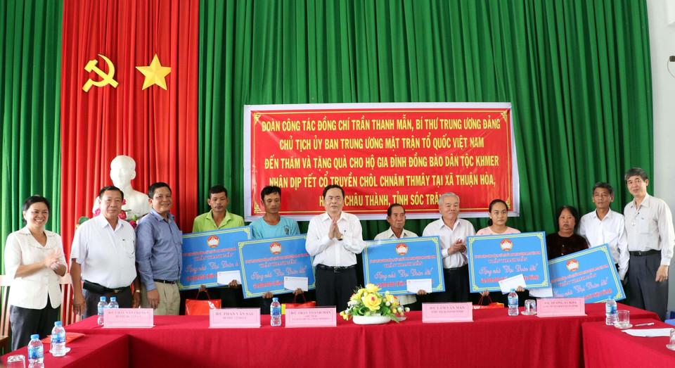 Chủ tịch UBTƯ MTTQ Việt Nam Trần Thanh Mẫn tặng nhà Đại đoàn kết cho hộ Khmer nghèo tại xã Thuận Hòa, huyện Châu Thành, tỉnh Sóc Trăng, ngày 5/4/2019. (Ảnh: Trung Hiếu/TTXVN)