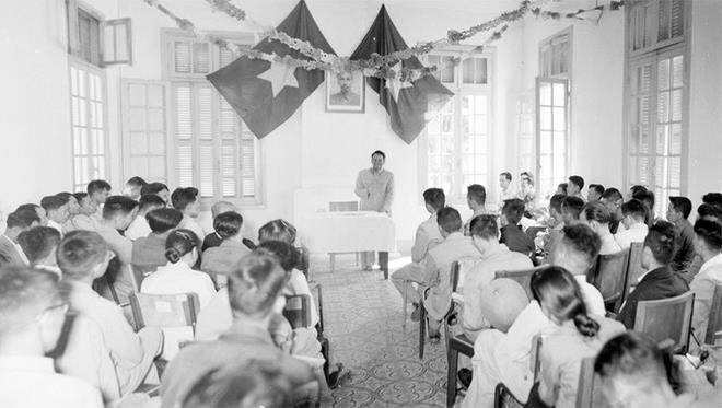 Đồng chí Xuân Thủy, thay mặt Ủy ban Trung ương Mặt trận Tổ quốc Việt Nam, tổ chức họp báo giới thiệu nội dung bản Cương lĩnh sau Đại hội Mặt trận Dân tộc thống nhất toàn quốc, quyết định thành lập Mặt trận Tổ quốc Việt Nam (tháng 9/1955). (Ảnh: Đức Hóa/TTXVN)