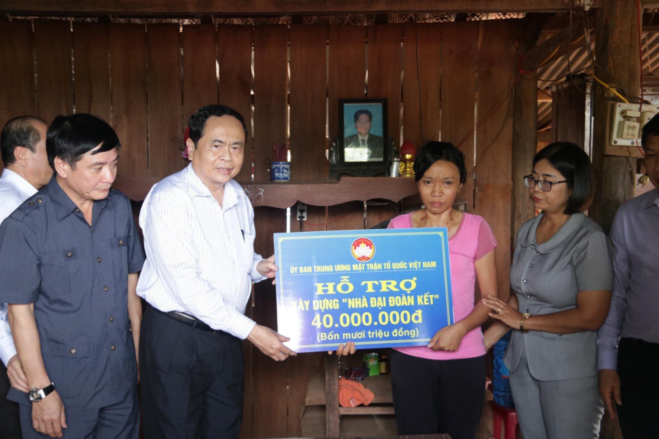 Chủ tịch UBTƯ MTTQ Việt Nam Trần Thanh Mẫn trao tiền hỗ trợ xây nhà “Đại đoàn kết” cho đồng bào bị thiệt hại do mưa lũ tại xã Ea Rốk, huyện Ea Súp, tỉnh Đắk Lắk, ngày 25/8/2019. (Ảnh: Anh Dũng/TTXVN)