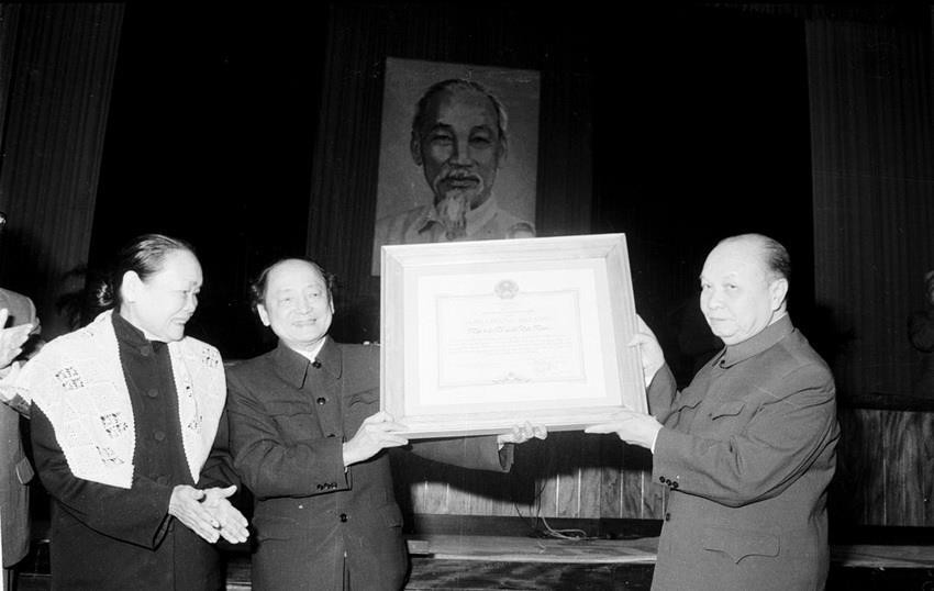 Đồng chí Trường Chinh, Chủ tịch Ủy ban Thường vụ Quốc hội trao tặng Huân chương Sao Vàng cho Chủ tịch Đoàn Chủ tịch Ủy ban Trung ương Mặt trận Tổ quốc Việt Nam Hoàng Quốc Việt. (Ảnh: Ngọc Khanh/TTXVN)