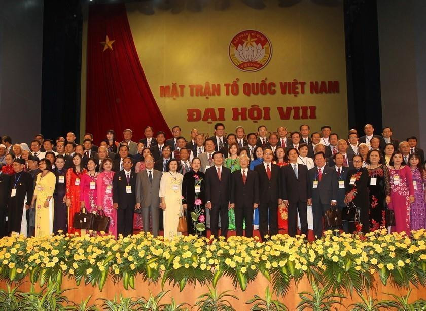 Lãnh đạo Đảng, Nhà nước với các đại biểu dự Đại hội đại biểu toàn quốc Mặt trận Tổ quốc Việt Nam lần thứ VIII. Đại hội diễn ra từ ngày 25 - 27/9/2014 tại Hà Nội với chủ đề: “Đoàn kết - Dân chủ - Đổi mới – Phát triển”. Chủ tịch Uỷ ban Trung ương Mặt trận Tổ quốc Việt Nam khoá VIII là ông Nguyễn Thiện Nhân; Phó Chủ tịch, Tổng Thư ký là ông Vũ Trọng Kim. (Ảnh: Trí Dũng/TTXVN)