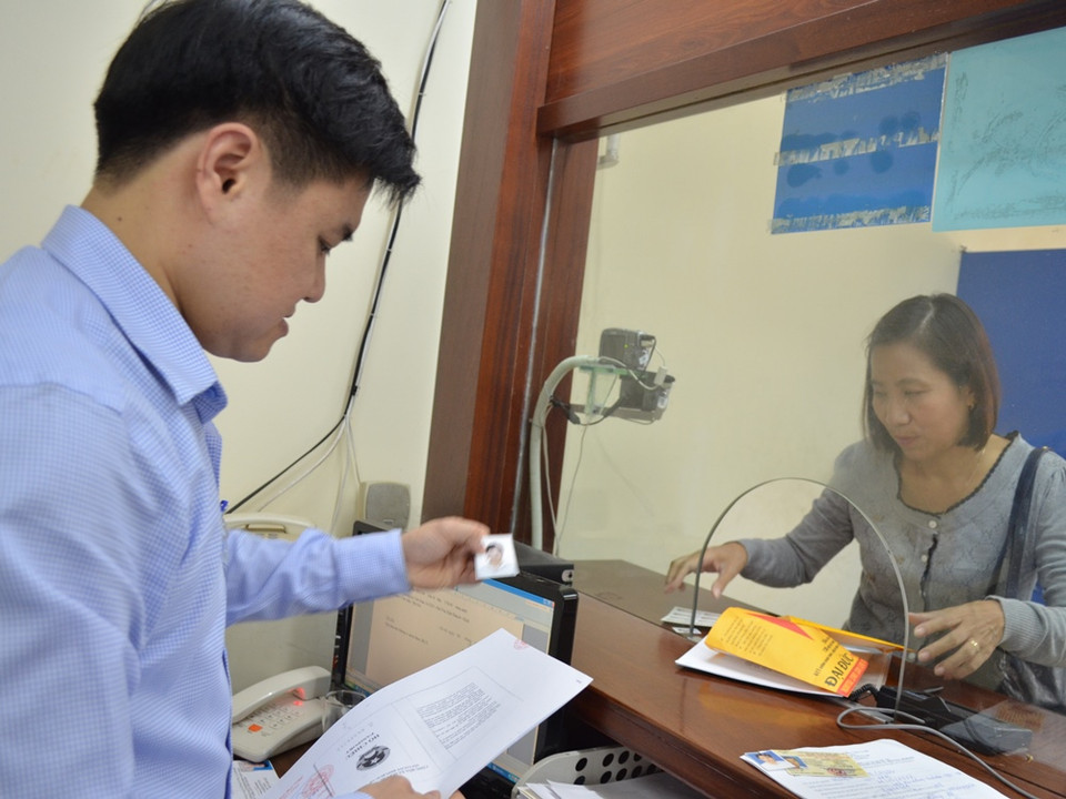 Khá đông người dân đến làm thủ tục xin cấp giấy phép lái xe. (Ảnh: Việt Hùng/Vietnam+)