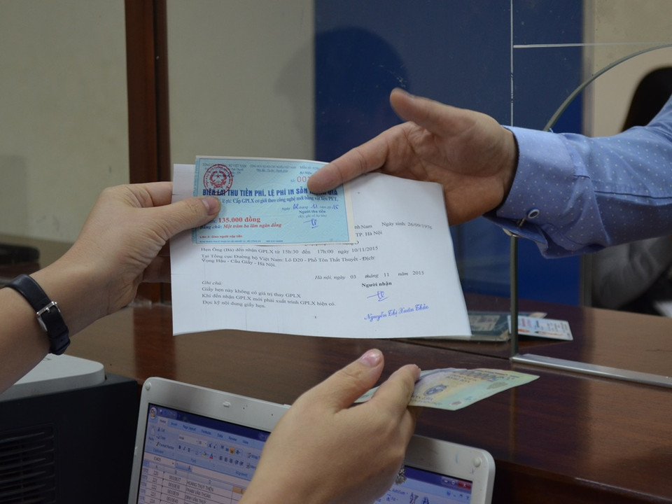 Lệ phí cấp bằng lái xe quốc tế là 135.000 đồng theo quy định tại Thông tư số 73/2012/TT-BTC. (Ảnh: Việt Hùng/Vietnam+)