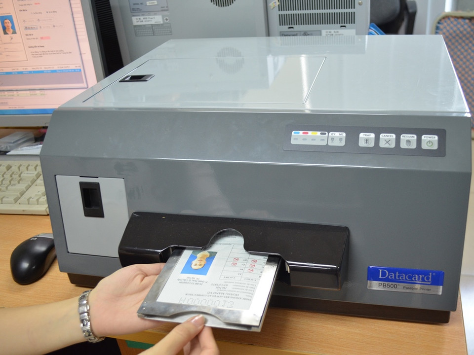 Phôi in giấy phép lái xe quốc tế. (Ảnh: Việt Hùng/Vietnam+)