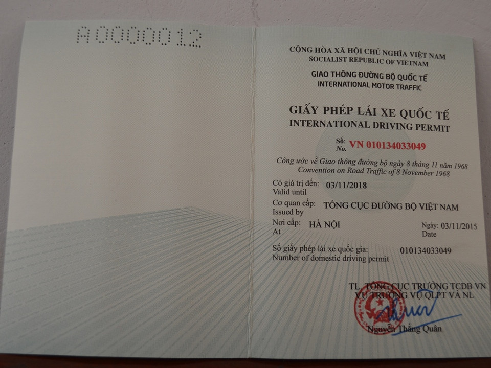 Mặt ngoài của giấy phép lái xe quốc tế gồm cả tiếng Việt và tiếng Anh. (Ảnh: Việt Hùng/Vietnam+)