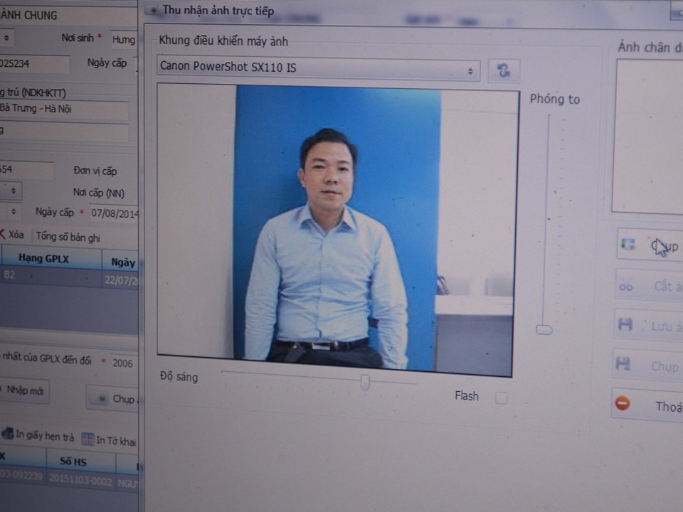 Chụp ảnh ngay tại nơi cấp bằng. (Ảnh: Việt Hùng/Vietnam+)