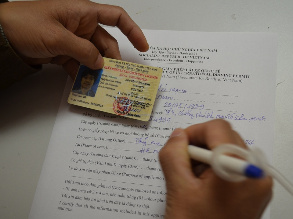 Khai thông tin đẩy đủ theo yêu cầu của đơn đề nghị cấp bằng lái xe. (Ảnh: Việt Hùng/Vietnam+)