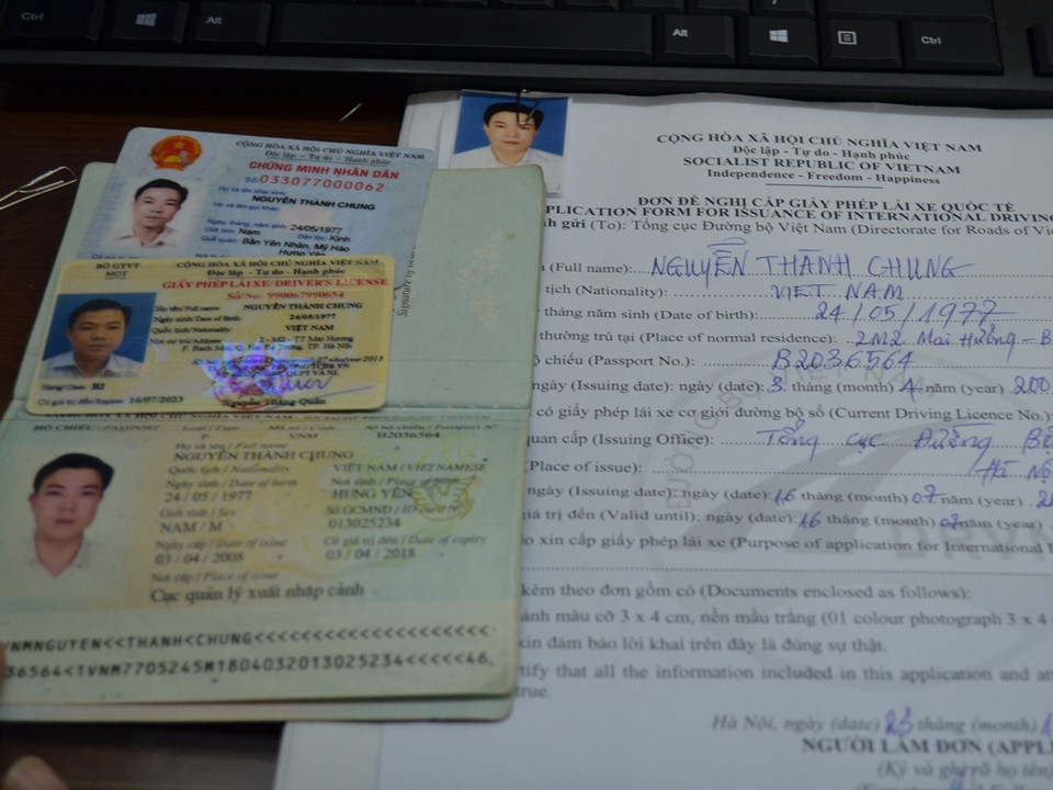 Các giấy tờ theo yêu cầu để có thể hoàn tất đúng thủ tục cấp giấy phép lái xe. (Ảnh: Việt Hùng/Vietnam+)