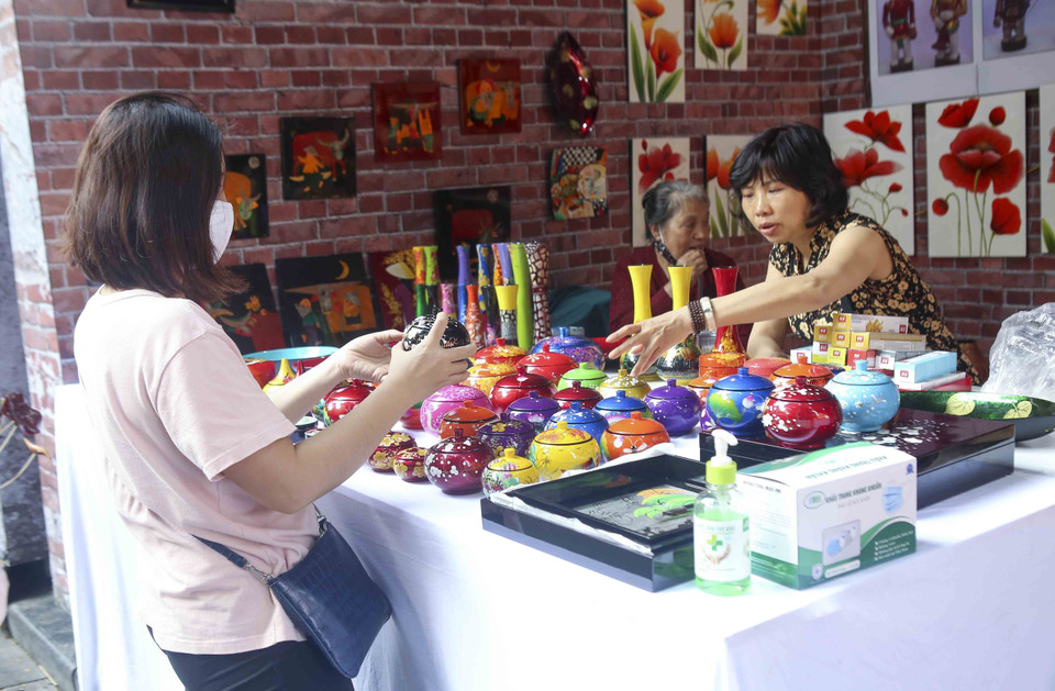 Khách xem các sản phẩm sơn mài của làng sơn mài Hạ Thái. (Ảnh: Tuấn Đức/TTXVN)