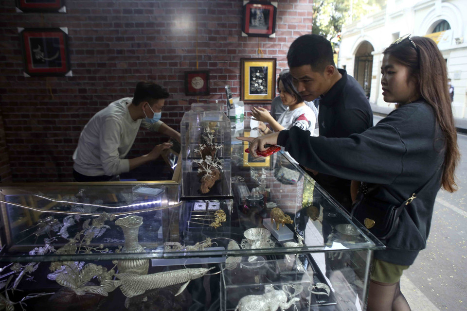 Khách tham quan gian hàng của làng nghề đậu bạc Định Công. (Ảnh: Tuấn Đức/TTXVN)