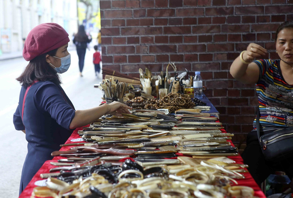 Khách tham quan gian hàng của làng nghề xương sừng Thụy Ứng. (Ảnh: Tuấn Đức/TTXVN)