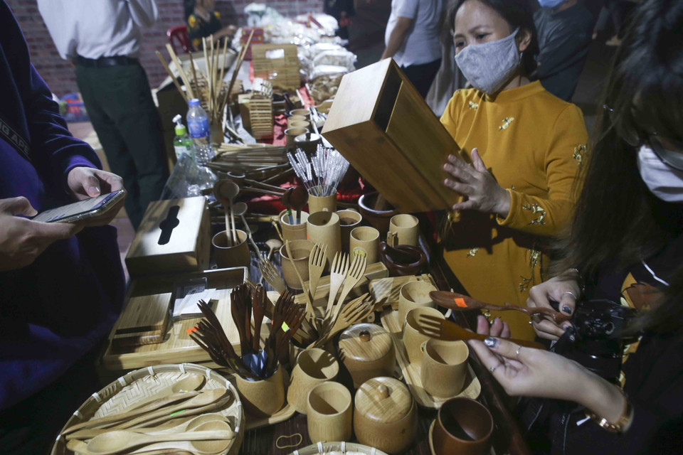 Khách tham quan gian hàng mây tre đan của làng nghề Bình Phú-Thạch Xá. (Ảnh: Tuấn Đức/TTXVN)