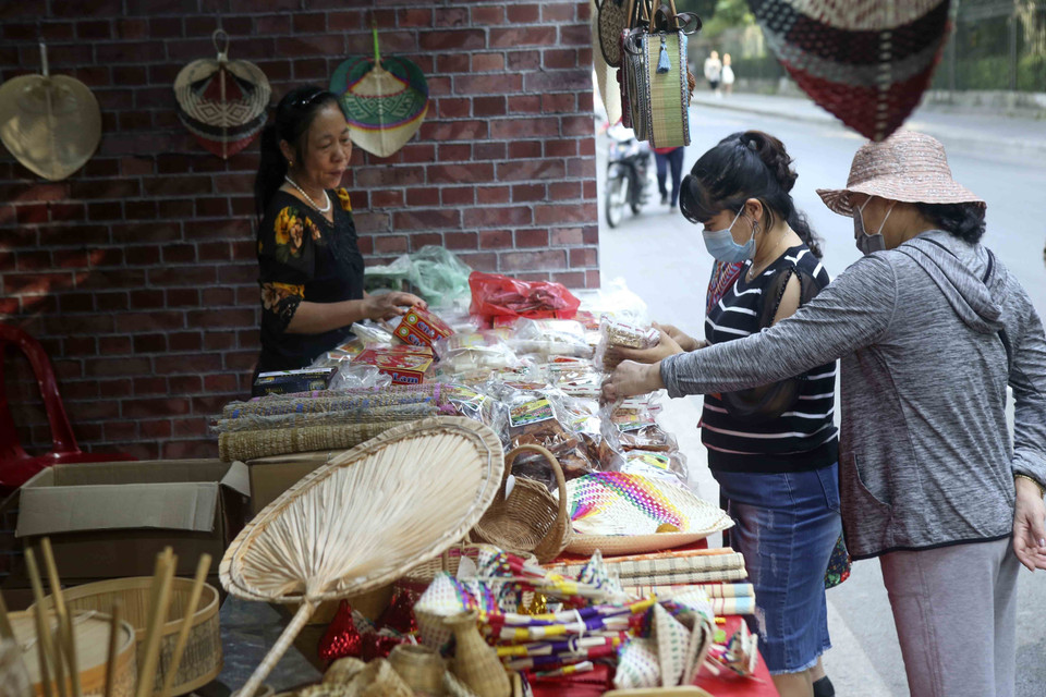 Khách tham quan gian hàng mây tre đan của làng nghề Bình Phú-Thạch Xá. (Ảnh: Tuấn Đức/TTXVN)