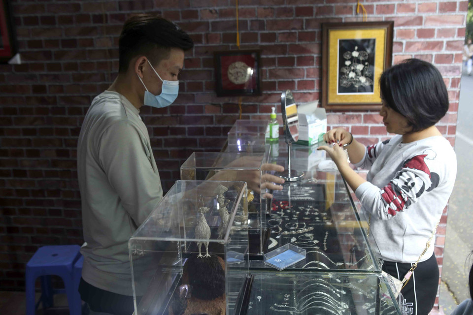 Khách mua hàng tại gian hàng của làng nghề đậu bạc Định Công. (Ảnh: Tuấn Đức/TTXVN)