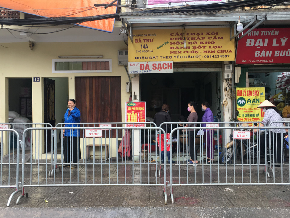 Dịch COVID-19 diễn biến phức tạp khiến nhiều người buôn bán nhỏ chịu ảnh hưởng khi phải đóng cửa hàng hoặc hạn chế lượng khách. (Nguồn: Vietnam+)