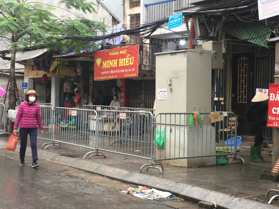 Người dân trong khu vực thể hiện thái độ khá hợp tác với việc rào chắn này, dù sẽ đem lại nhiều bất tiện như khó khăn khi đưa xe vào nhà. (Nguồn: Vietnam+)