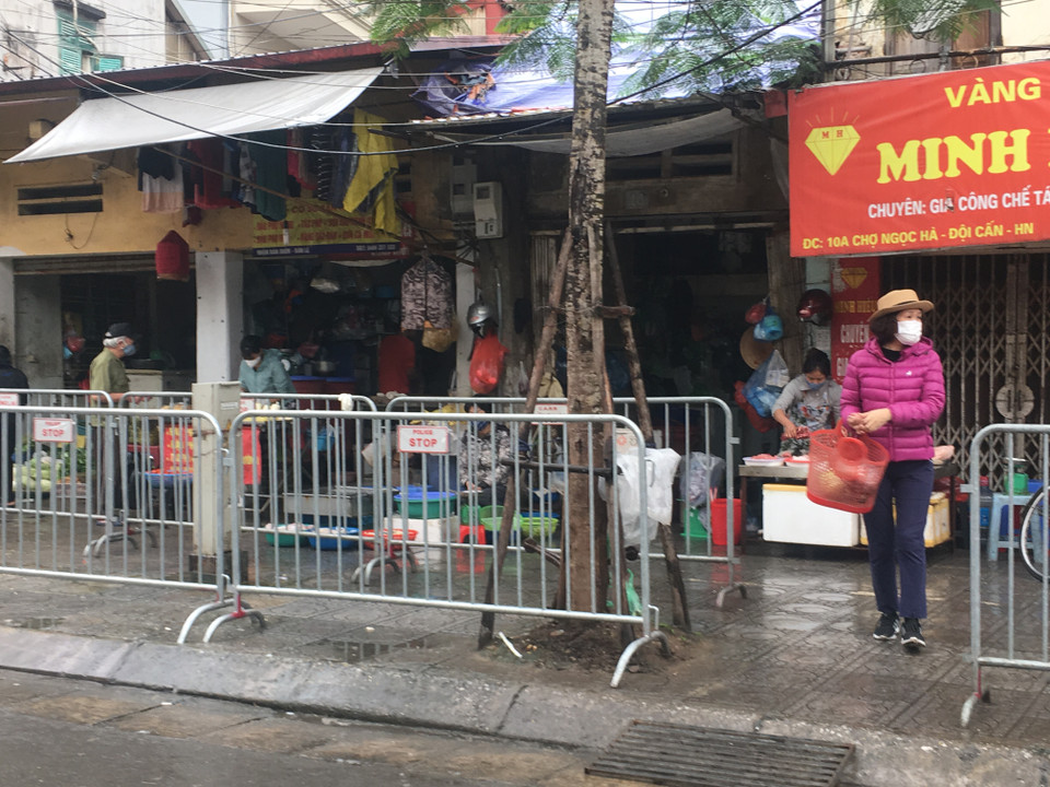 Chợ Ngọc Hà là một trong số những chợ lớn của quận Ba Đình, nơi thường ngày có lượt người mua-bán rất đông. (Nguồn: Vietnam+)