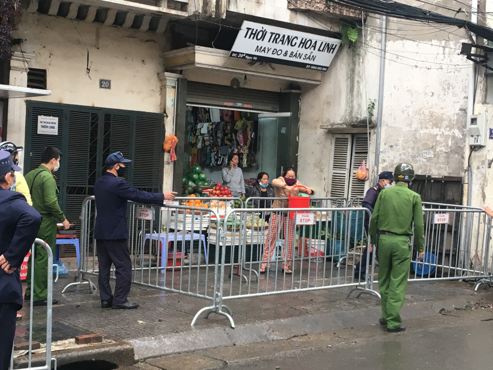 Giãn cách xã hội không phải là phong tỏa, người dân vẫn có thể đến các khu chợ dân sinh để mua nhu yếu phẩm thiết yếu. (Nguồn: Vietnam+)