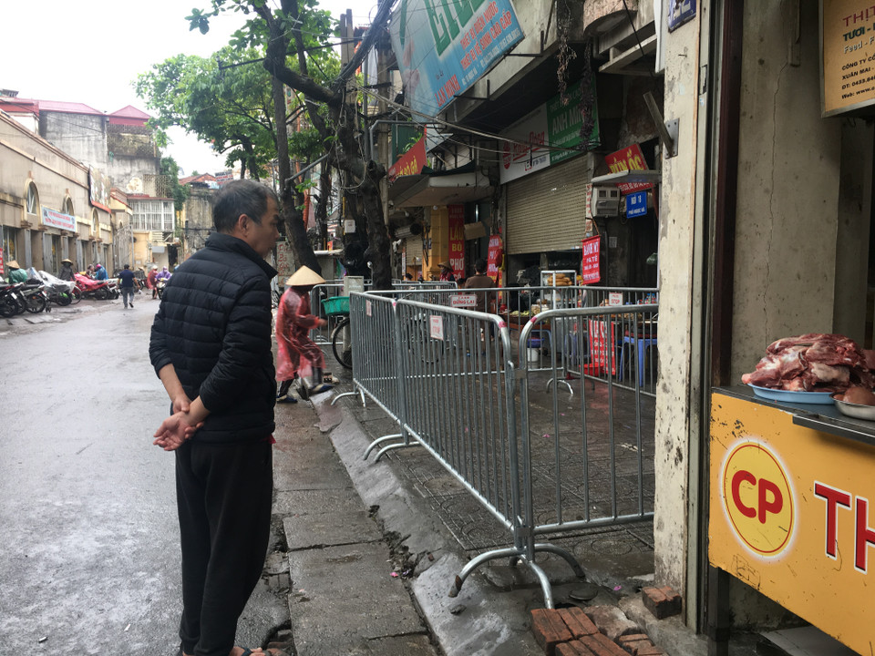 Bởi vậy, Ủy ban Nhân dân thành phố đã chỉ đạo thực hiện nhiệm vụ 'kép' vừa phòng, chống dịch, vừa sản xuất, kinh doanh, khôi phục kinh tế, bảo đảm an sinh xã hội. (Nguồn: Vietnam+)