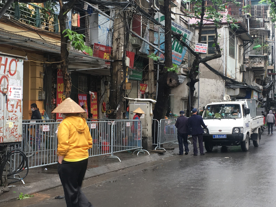 Chợ có khu vỉa hè rộng rãi, nơi thường được đặt các quầy hàng, hoặc các cửa hàng ăn nhỏ. (Nguồn: Vietnam+)