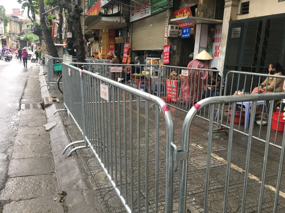 Người dân vẫn tiếp tục buôn bán bình thường sau khi vỉa hè bị rào chắn. (Nguồn: Vietnam+)