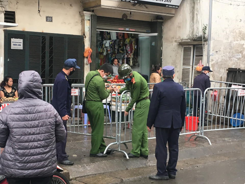 Trong sáng 4/4, lực lượng chức năng đã tiến hành rào chắn khu vực vỉa hè chợ Ngọc Hà, phường Đội Cấn, Ba Đình, Hà Nội. (Nguồn: Vietnam+)