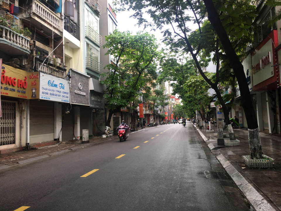 Đường phố Đội Cấn vắng lặng trong ngày thứ 4 thực hiện giãn cách xã hội. (Nguồn: Vietnam+)