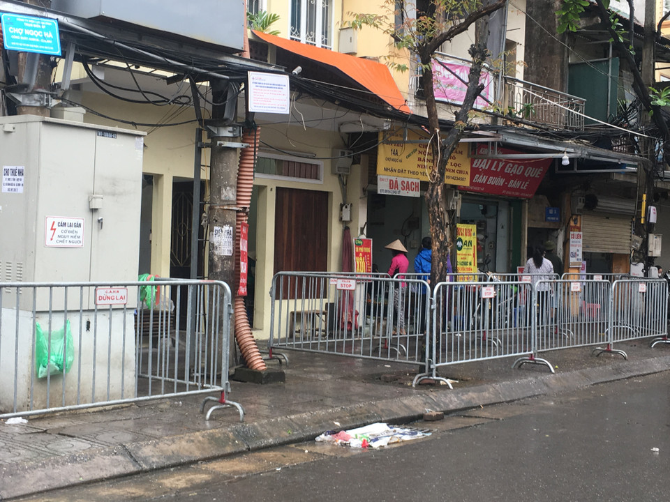 Tuy nhiên, việc người dân thường chen chúc hoặc đứng sát thành đám đông khi mua hàng tiềm ẩn rất nhiều nguy cơ lây nhiễm COVID-19(Nguồn: Vietnam+)