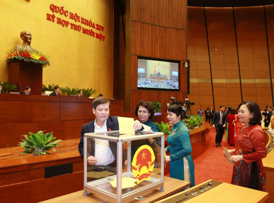 Đại biểu Quốc hội bỏ phiếu bầu Chủ tịch nước. (Ảnh: Phương Hoa/TTXVN)