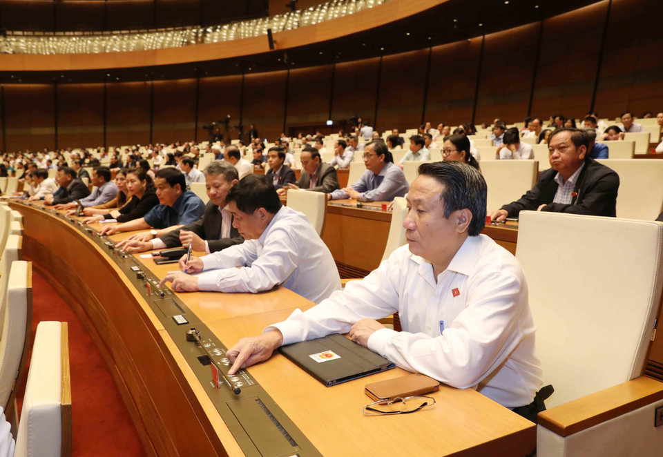 Đại biểu Quốc hội tỉnh Quảng Trị biểu quyết thông qua Nghị quyết về việc miễn nhiệm Phó Chủ tịch nước. (Ảnh: Phương Hoa/TTXVN)