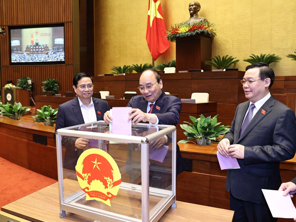 Các đồng chí lãnh đạo Đảng, Nhà nước bỏ phiếu miễn nhiệm Phó Chủ tịch nước; một số ủy viên Ủy ban Thường vụ Quốc hội, Chủ nhiệm một số Ủy ban của Quốc hội, Tổng Thư ký Quốc hội, Tổng Kiểm toán nhà nước. (Ảnh: Trọng Đức/TTXVN)