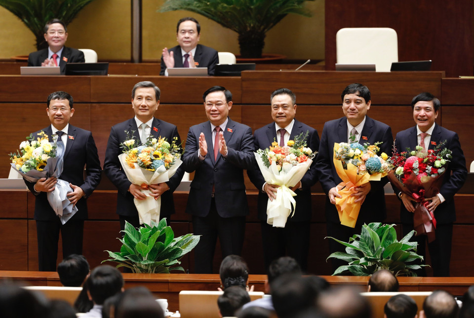 Chủ tịch Quốc hội Vương Đình Huệ tặng hoa chúc mừng Chủ nhiệm một số Ủy ban, Tổng Thư ký Quốc hội và Tổng kiểm toán Nhà nước. (Ảnh: Dương Giang/TTXVN)