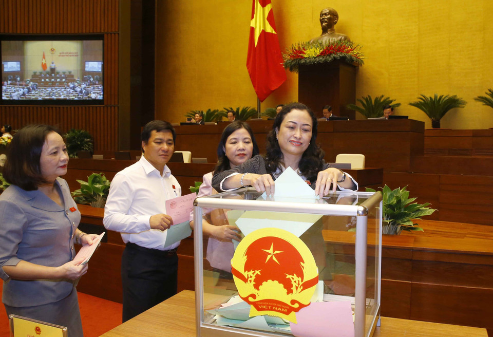 Đại biểu Quốc hội bỏ phiếu bầu Phó Chủ tịch nước, một số ủy viên Ủy ban Thường vụ Quốc hội. (Ảnh: Doãn Tấn/TTXVN)