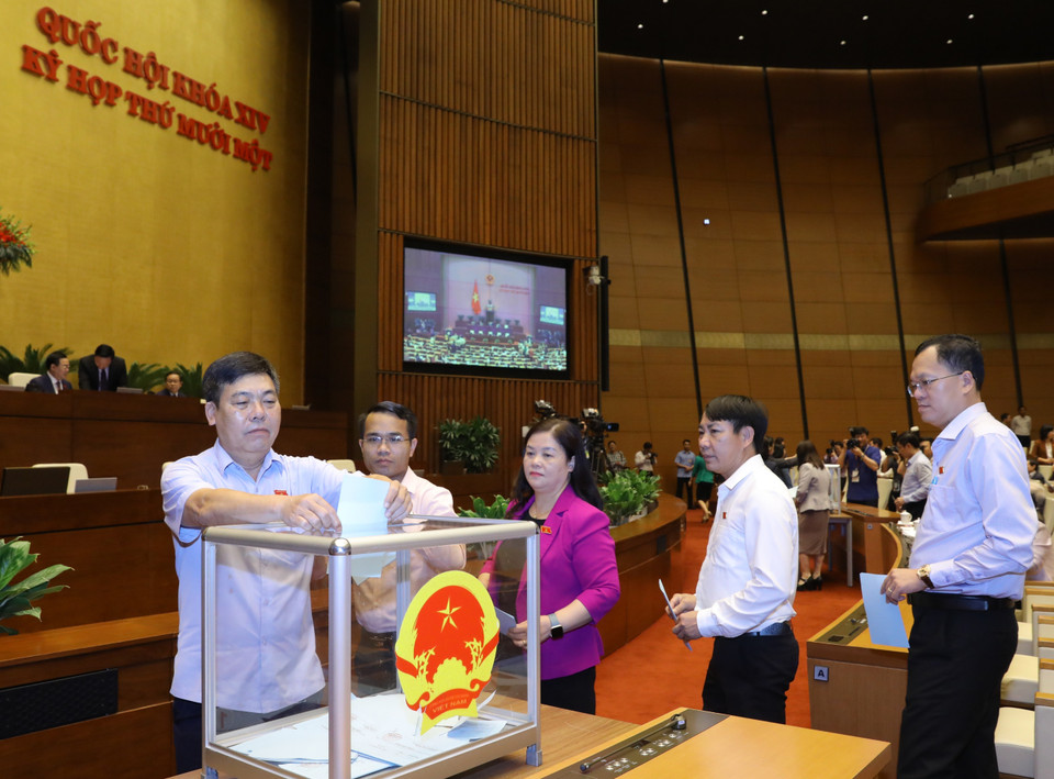 Các đại biểu Quốc hội bỏ phiếu miễn nhiệm Chủ tịch nước. (Ảnh: Văn Điệp/TTXVN)