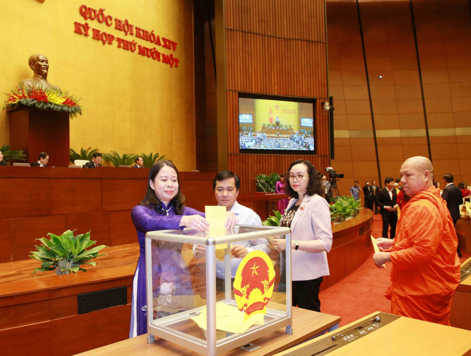 Đại biểu Quốc hội bỏ phiếu bầu Chủ tịch nước. (Ảnh: Phương Hoa/TTXVN)