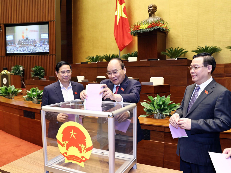 Các đồng chí lãnh đạo Đảng, Nhà nước bỏ phiếu miễn nhiệm Phó Chủ tịch nước; một số ủy viên Ủy ban Thường vụ Quốc hội, Chủ nhiệm một số Ủy ban của Quốc hội, Tổng Thư ký Quốc hội, Tổng Kiểm toán nhà nước. (Ảnh: Trọng Đức/TTXVN)