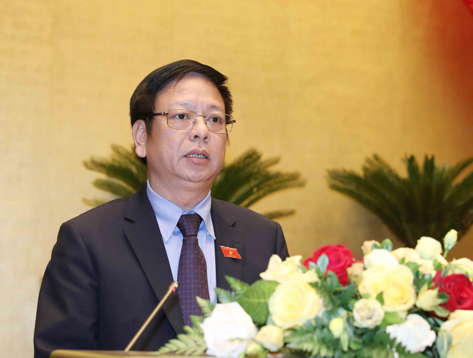 Phó Tổng Thư ký Quốc hội Nguyễn Trường Giang trình bày các dự thảo Nghị quyết về việc miễn nhiệm Phó Chủ tịch nước, một số ủy viên Ủy ban Thường vụ Quốc hội, Chủ nhiệm một số Ủy ban của Quốc hội, Tổng Thư ký Quốc hội, Tổng Kiểm toán nhà nước. (Ảnh: Phương Hoa/TTXVN)