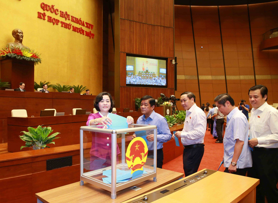 Các đại biểu Quốc hội bỏ phiếu miễn nhiệm Thủ tướng Chính phủ. (Ảnh: Văn Điệp/TTXVN)