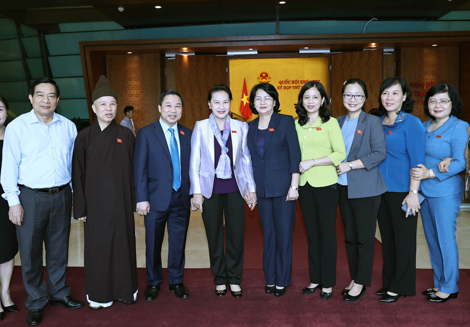 Nguyên Chủ tịch Quốc hội Nguyễn Thị Kim Ngân với các đại biểu Quốc hội bên lề phiên họp. (Ảnh: TTXVN)