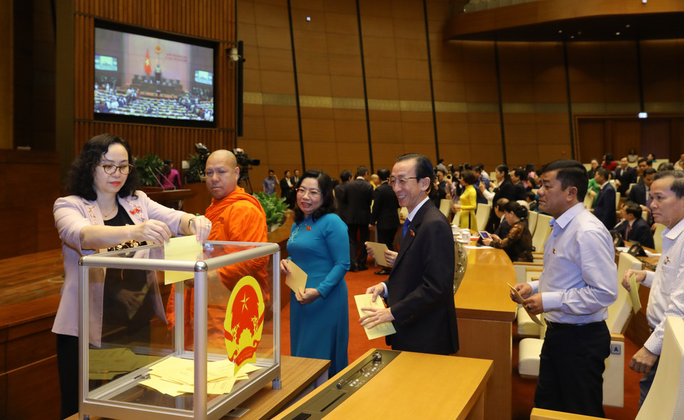 Các đại biểu Quốc hội bỏ phiếu bầu Chủ tịch nước. (Ảnh: Văn Điệp/TTXVN)