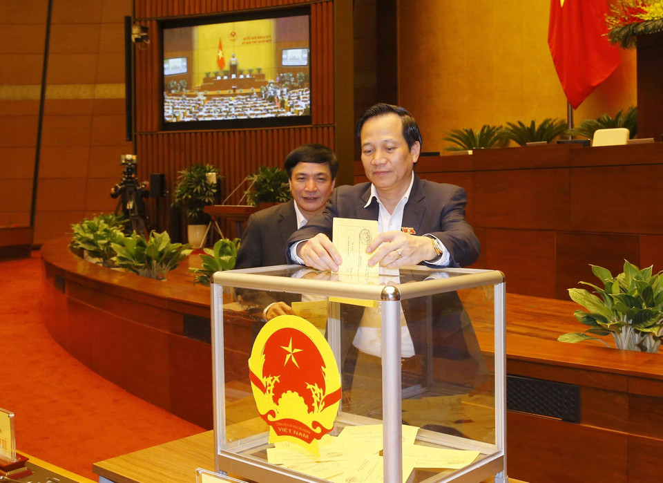 Đại biểu Quốc hội bỏ phiếu bầu Chủ tịch nước. (Ảnh: Doãn Tấn/TTXVN)